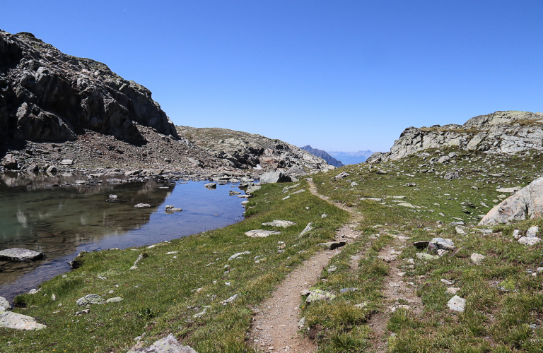 Sentier au bord du lac