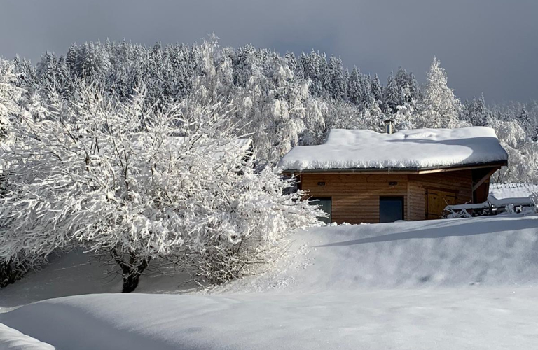 Vue extrieure du chalet sous une paisse couche de neige fraiche