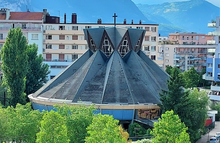 Visite de l&#039;église Saint-Jean : histoire de sa construction, architecture et symboles