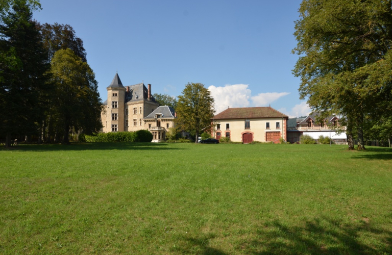 La belle structure du chteau vue depuis le coeur de son parc verdoyant, entour d'arbres