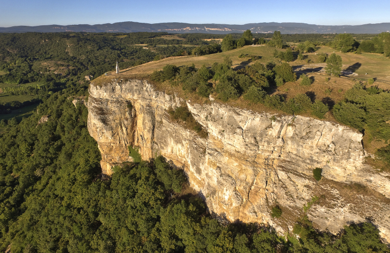 Vue arienne sur le site archologique de Larina - Balcons du Dauphin