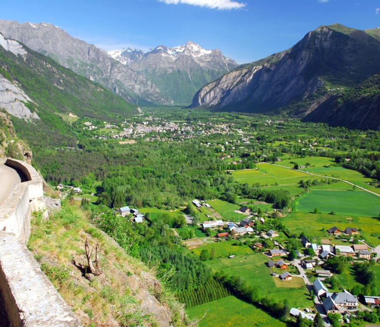 La route de Villard Notre Dame et sa vue imprennable sur la plaine de Bourg d'Oisans