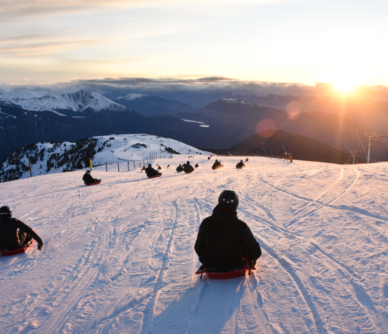 Descente en luge au coucher de soleil