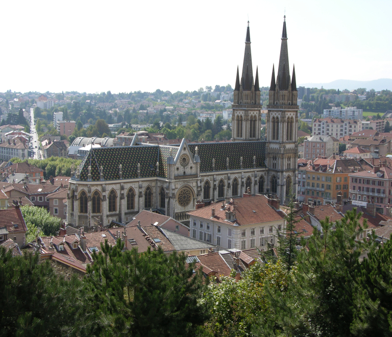 Eglise Saint-Bruno Voiron vue panoramique avec ville de voiron