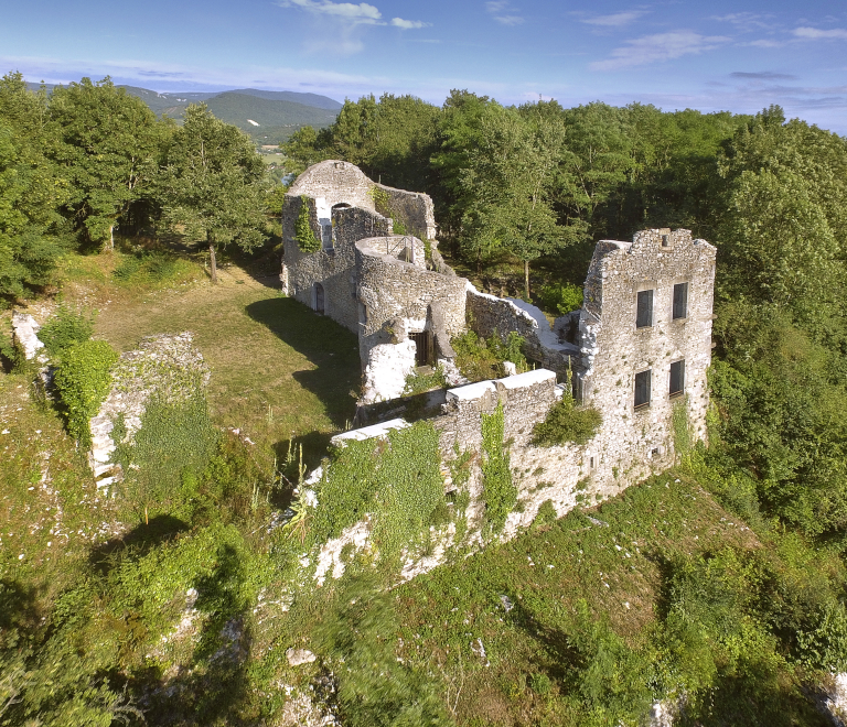 Site mdival de Quirieu,  moins d'une heure de Lyon