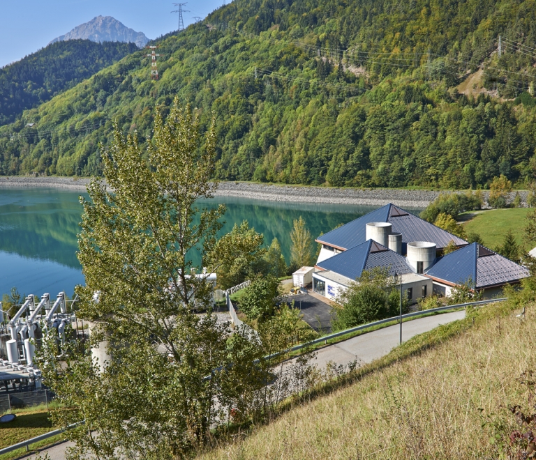 Au bord du lac d'Allemont,  ct de la centrale EDF de Grand'Maison