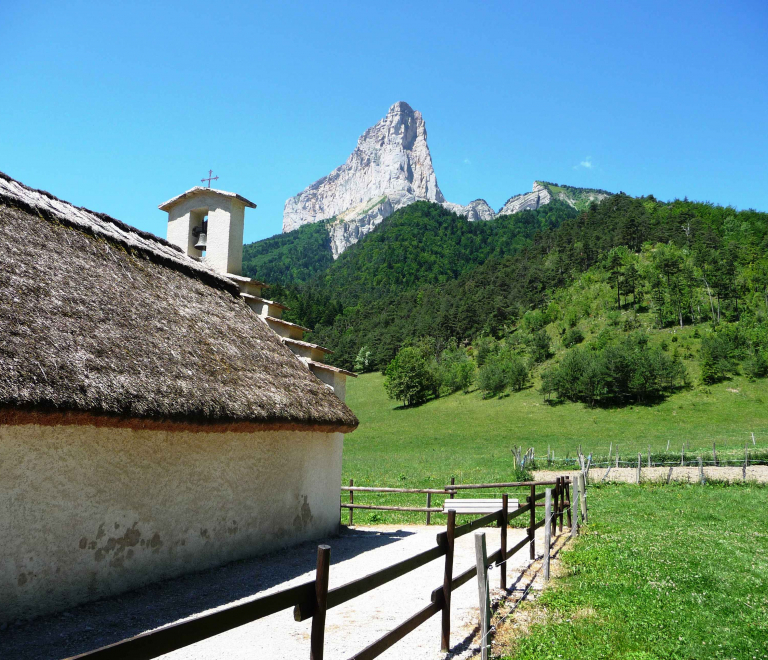 Hameau de Trzanne au pied du Mont-Aiguille