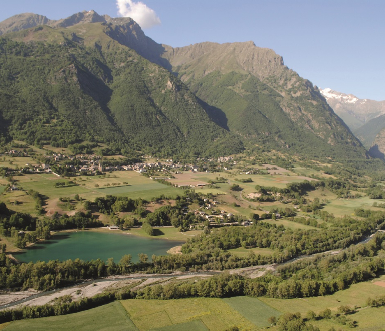 Photo de montagnes avec un lac au premier plan.