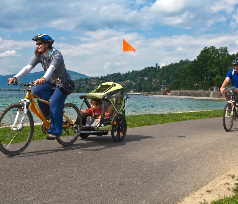 Vlo en famille sur les rives du lac du Bourget