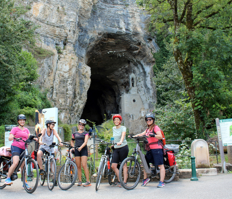 Groupe de cyclos devant les Grottes de la Balme