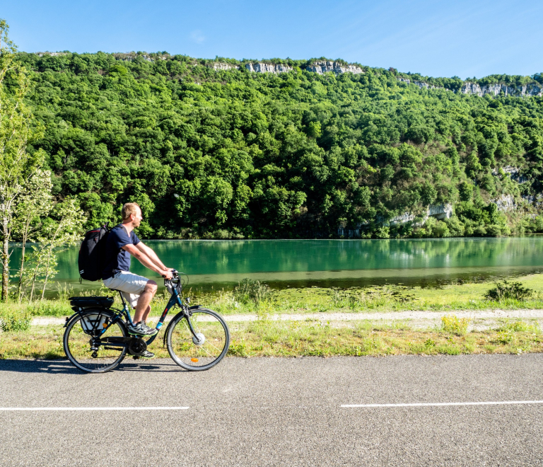 Cycliste le long du Rhne