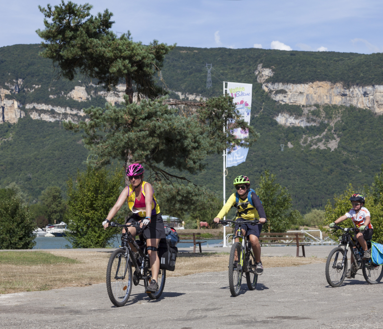 Cycliste au dpart de la Base de Loisirs de la Valle Bleue - Balcons du Dauphin - Isre