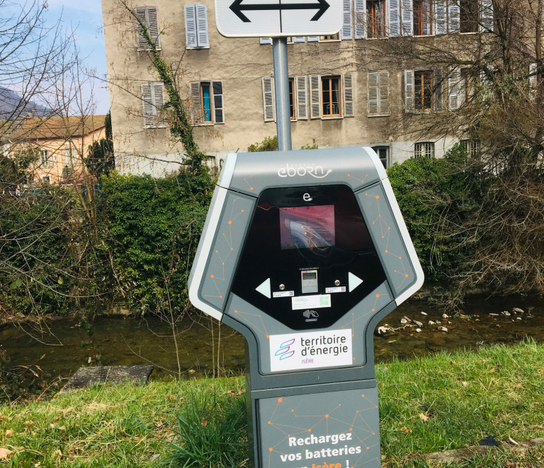 Borne de recharge électrique pour voitures et vélos