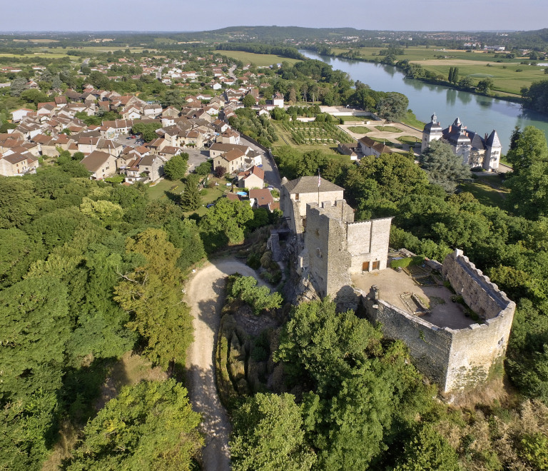 Vue arienne sur Vertrieu, cit mdivale - Balcons du Dauphin - Nord-Isre -  moins d'une heure de Lyon