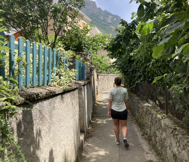 Le passage dans le village par de petites ruelles.