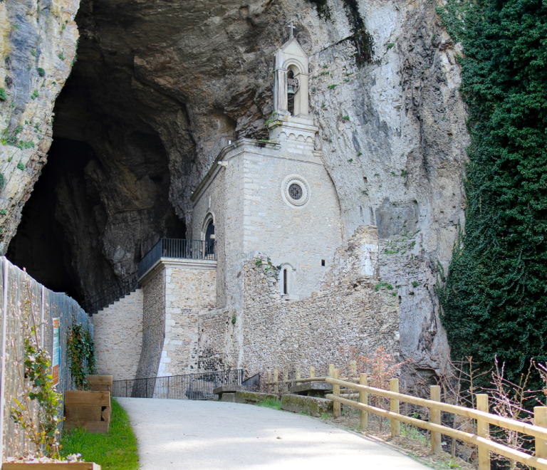 Extrieur de la Chapelle des Grottes de La Balme - La Balme-Les-Grottes - Balcons du Dauphin