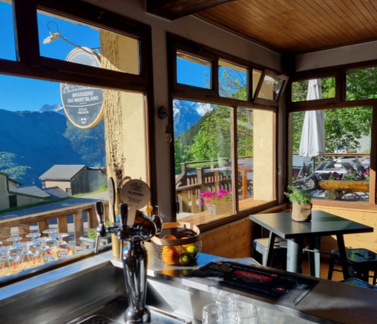 Bar, fentre, vue sur les montagnes.